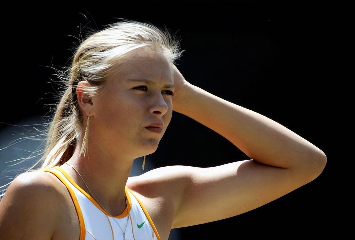 九游体育平台关于莎拉波娃回归赛场，回归赛场首场状态亮眼，西班牙队观众沸腾！的信息