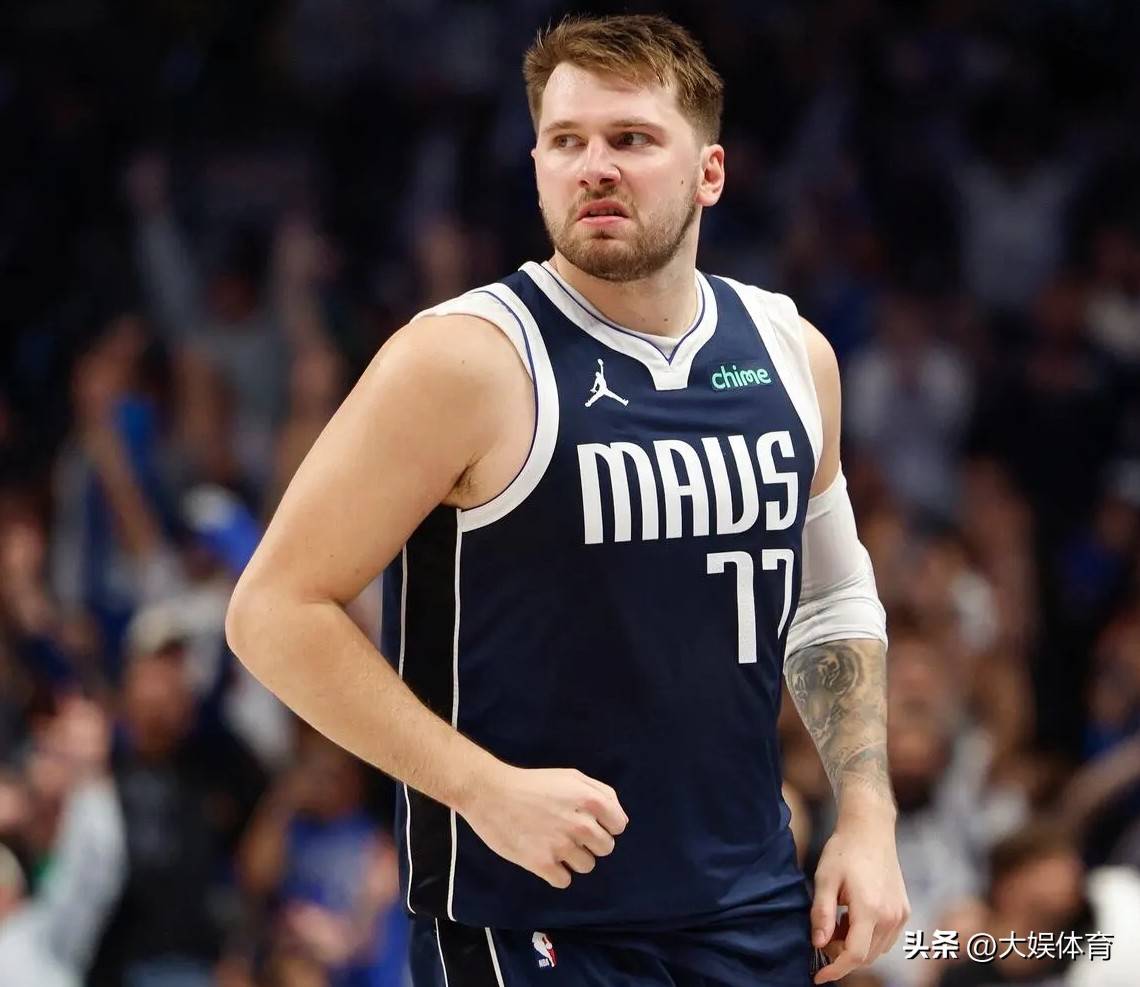 九游体育优惠东契奇连续十二场比赛得分超过突破纪录，利物浦挑战极限！(东契奇连得11分)