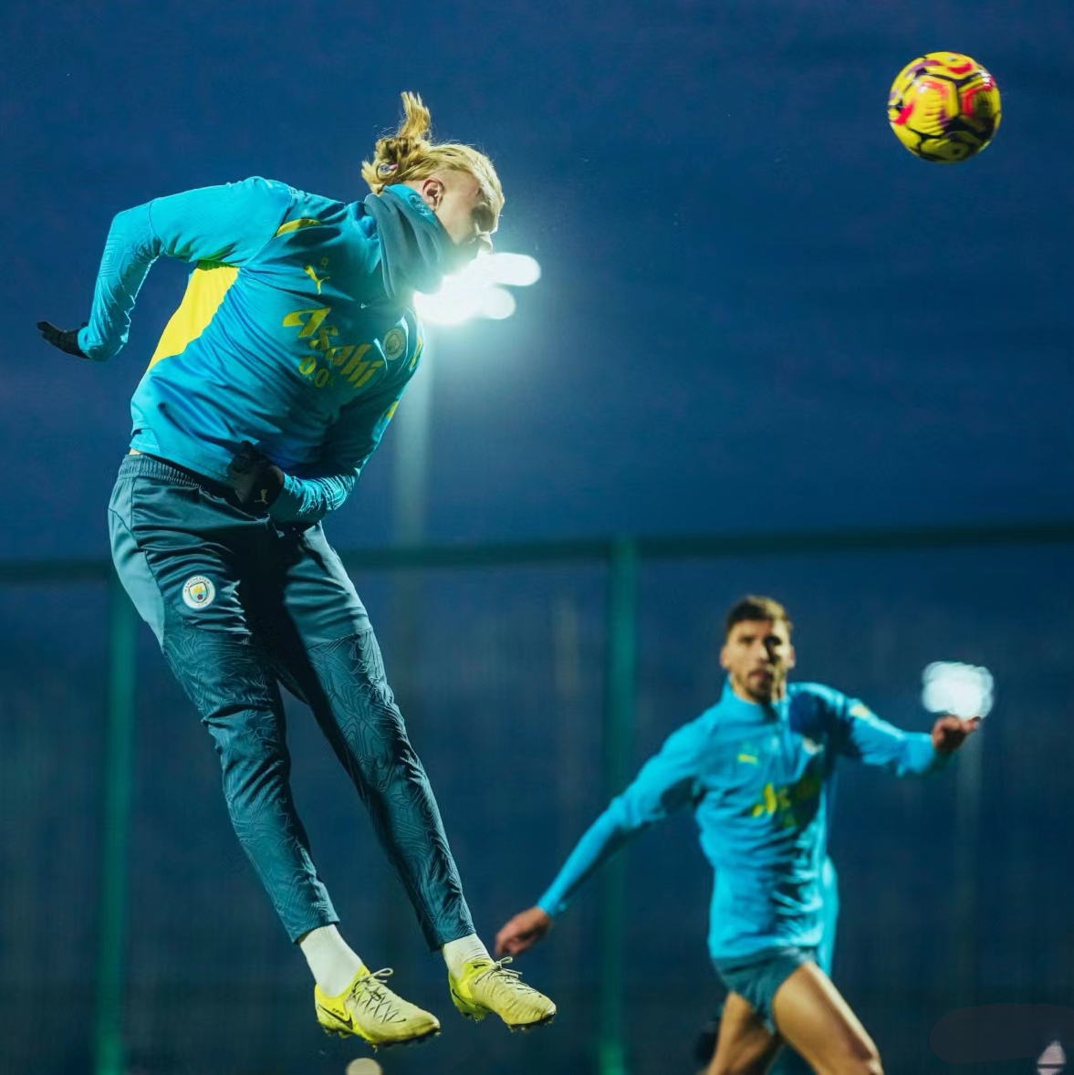 曼城训练开放日，窗口期远射贴柱引欢呼，英超在即，年轻球员得到机会的简单介绍